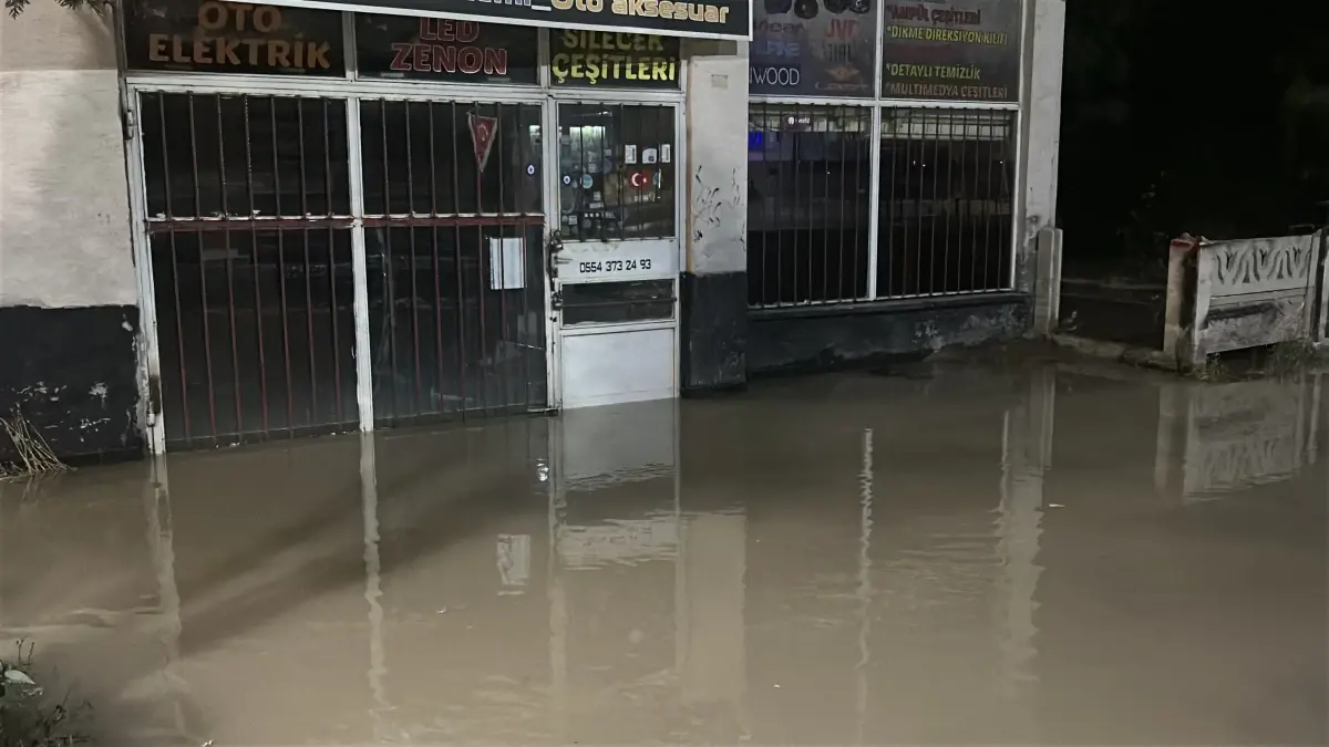 Sivas'ta Su Borusu Patladı, Caddeyi Su Bastı