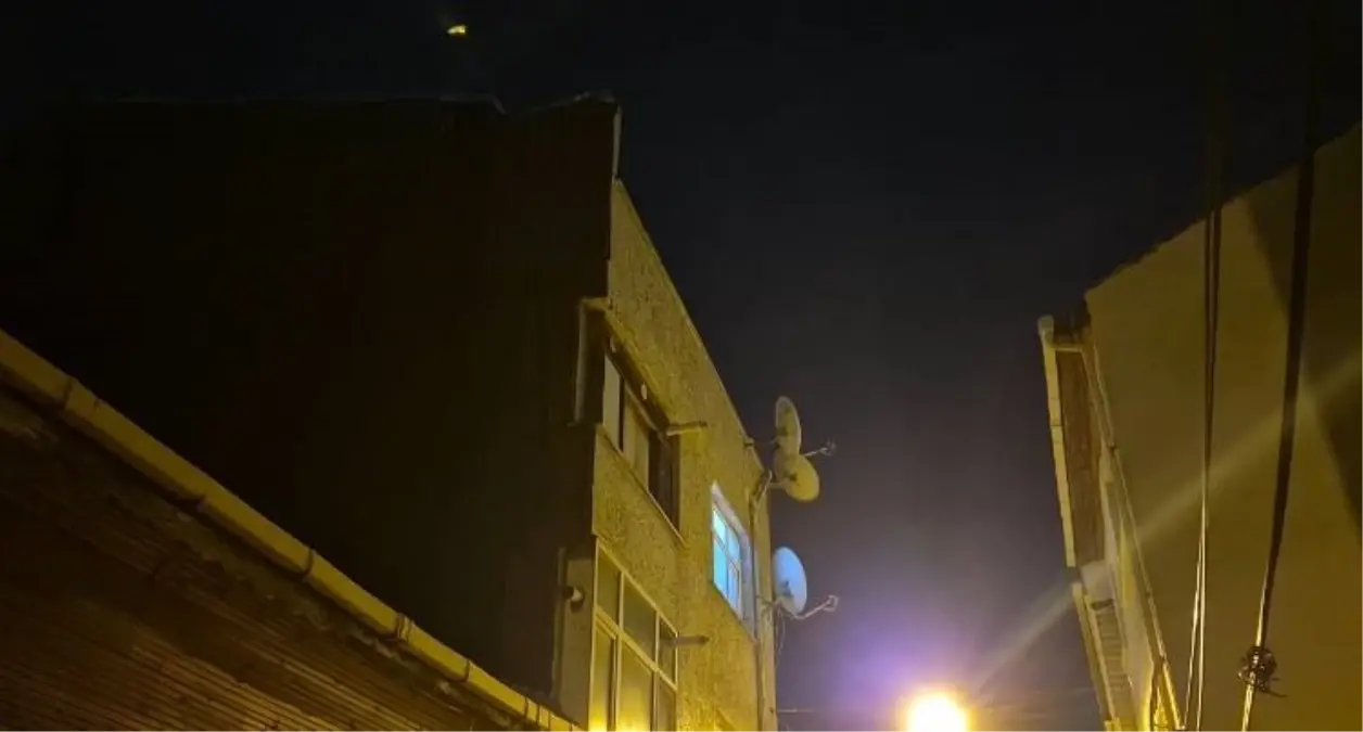 FATİH'te Çatı Yangını Korku Yarattı
