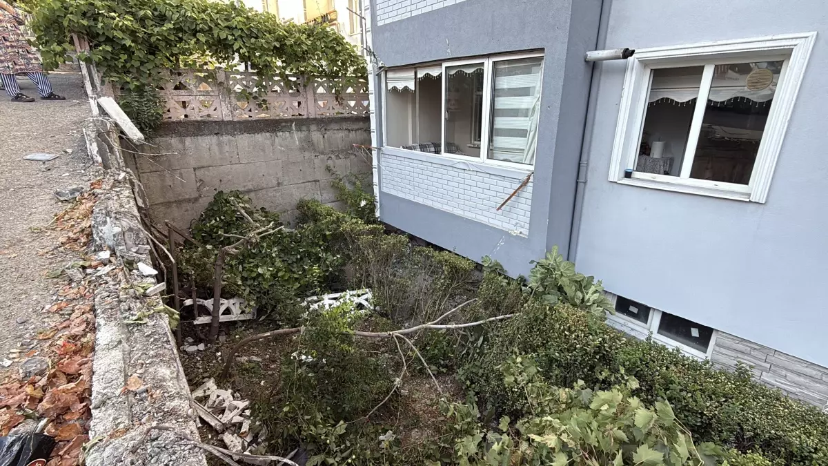 Kamyonet Apartman Bahçesine Düştü