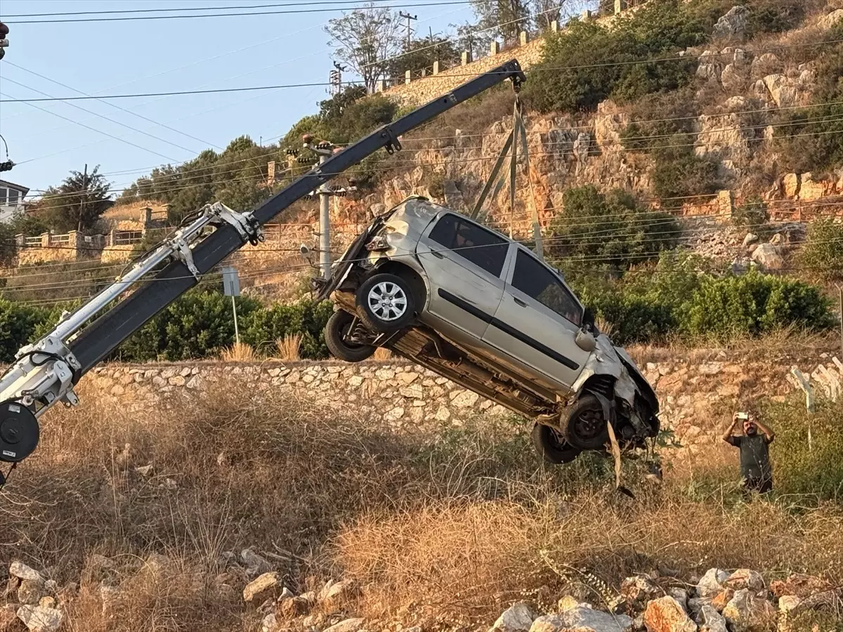 Alanya'da Otomobil Şarampole Devrildi: Sürücü Yaralandı