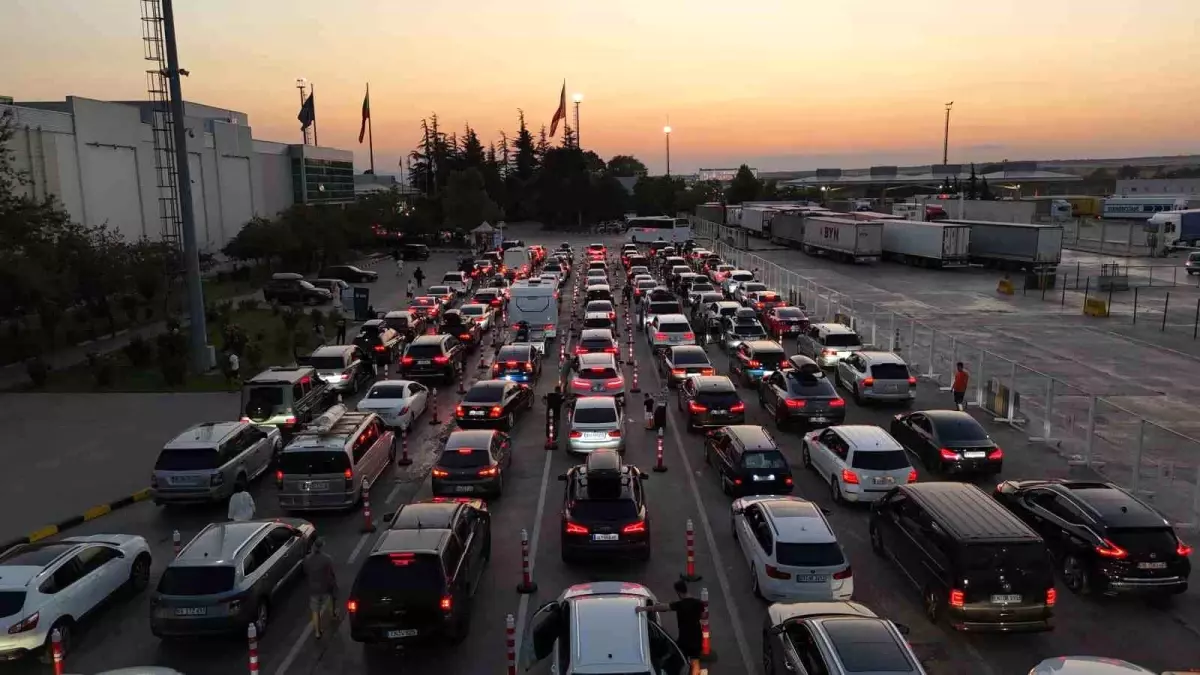 Kapıkule Sınır Kapısı'nda Gurbetçi Yoğunluğu