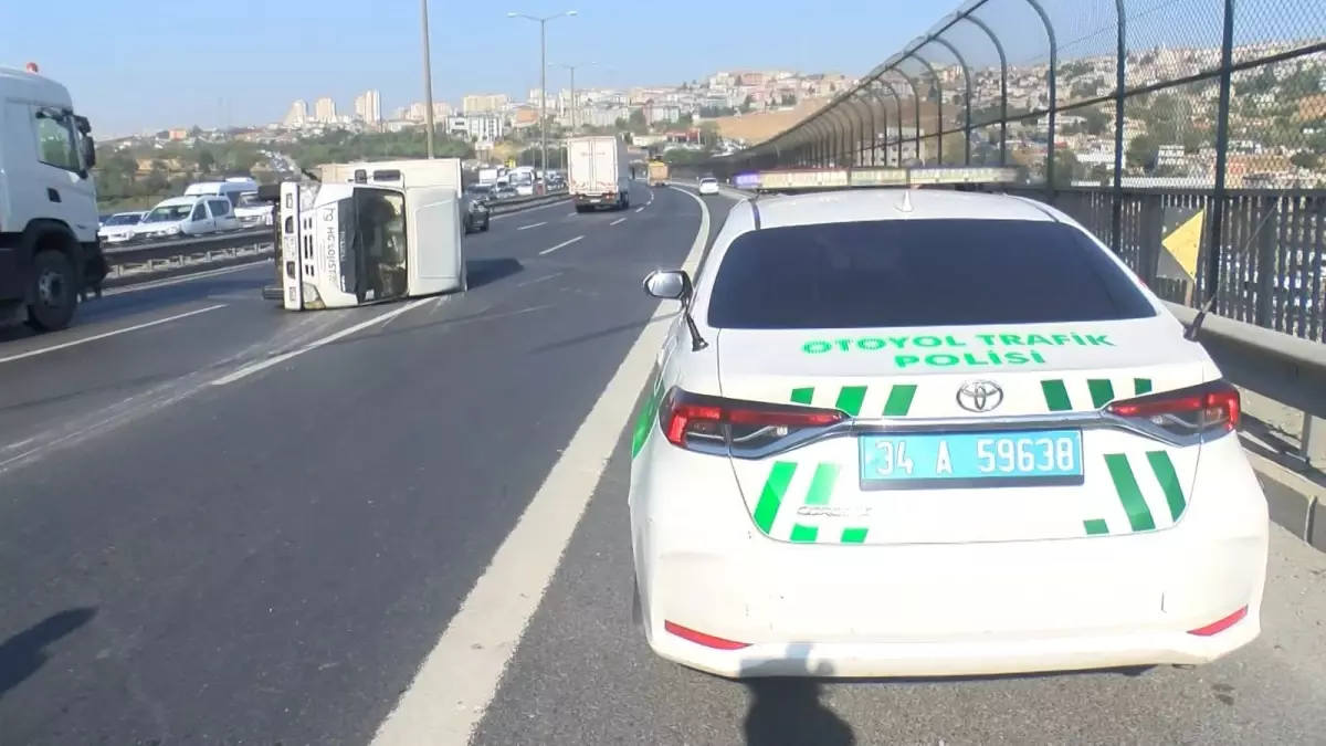 Başakşehir'de Kaza: Kamyonet Devrildi