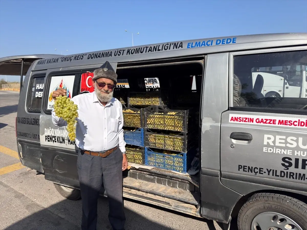 Elmacı Dede'den Askerlere Üzüm İkramı