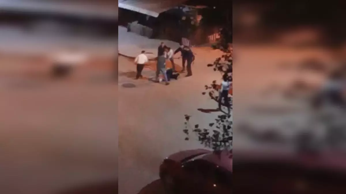 Yakaladıkları kişiyi sopalarla bayıltana kadar dövdüler