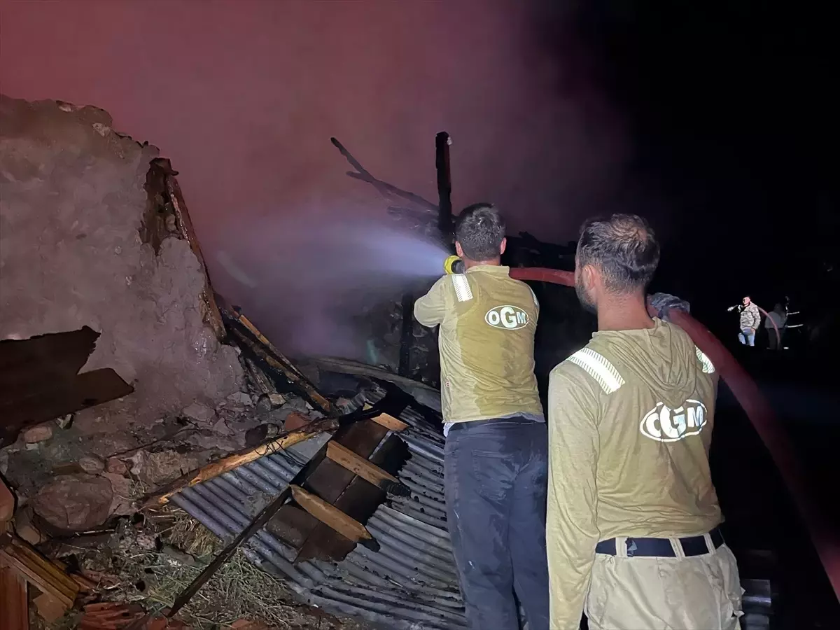 Çerkeş'te Yangın: Araçlar ve Yapılar Kül Oldu