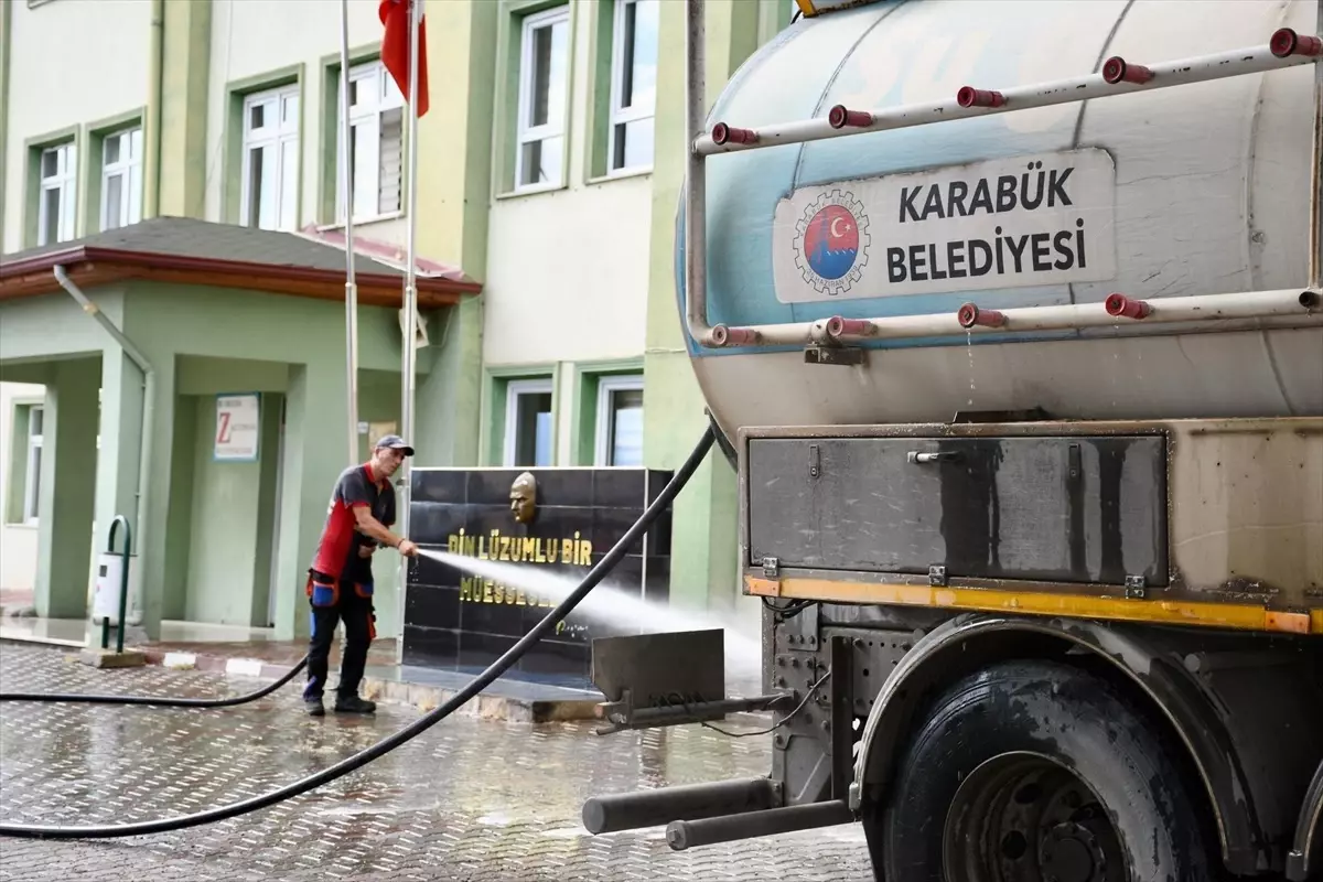 Karabük'te Okul Bahçeleri Temizleniyor