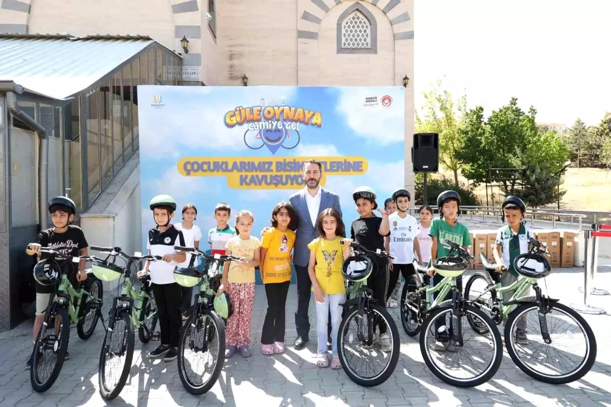 Konya'da Çocuklara Bisiklet Dağıtımı Devam Ediyor