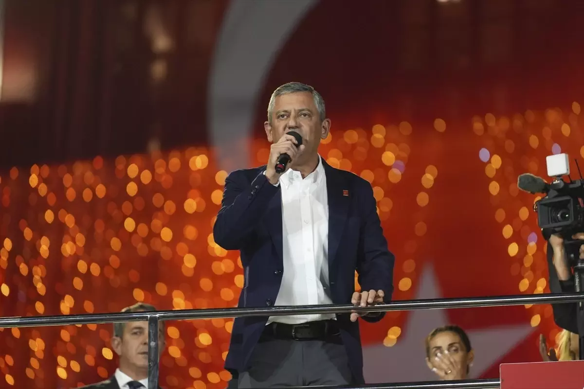 Özgür Özel Beyoğlu'nda Miting Düzenledi