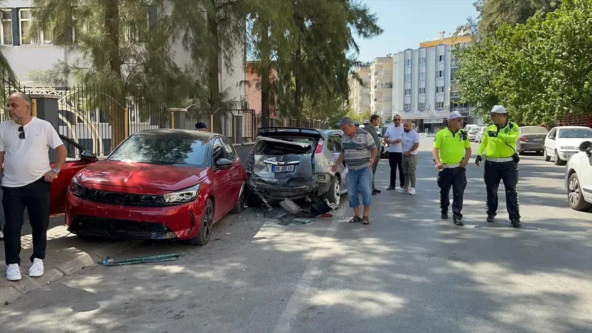 Park Halindeki Araçlara Hasar Verdi