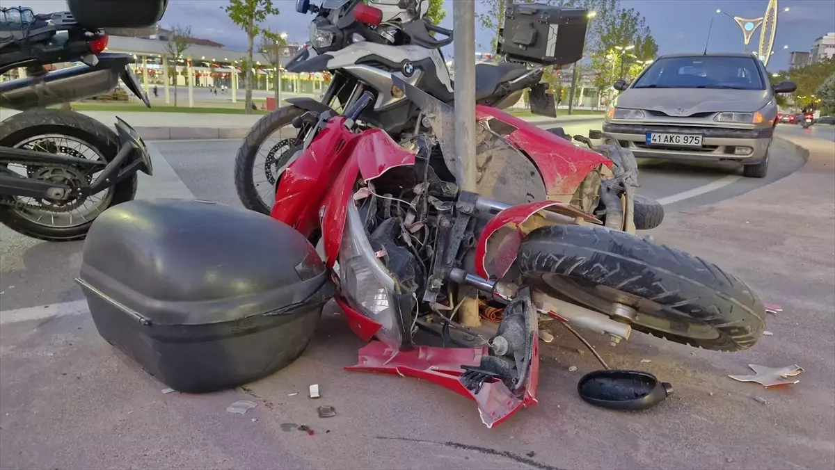 İzmit'te Motosiklet Kazası: 2 Yaralı