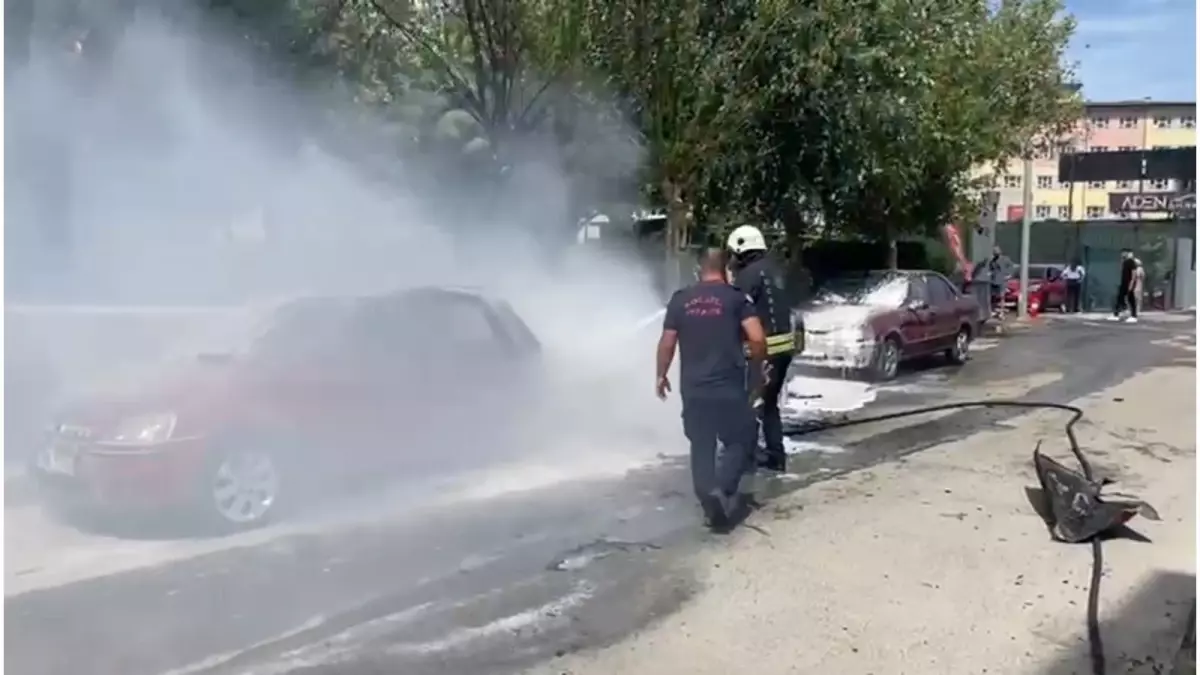 Gebze'de Park Halinde 2 Otomobil Yandı