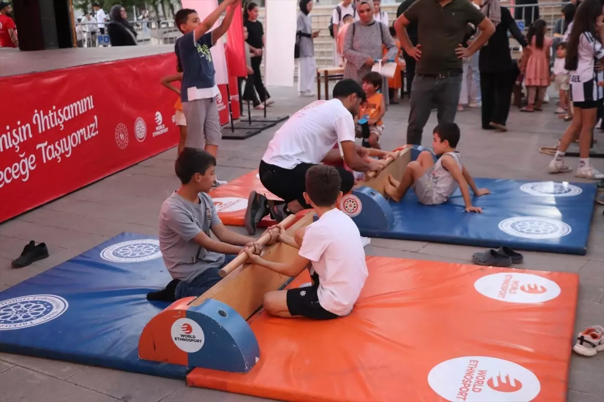 Siirt'te Geleneksel Oyunlar Tırı Çocuklarla Buluştu