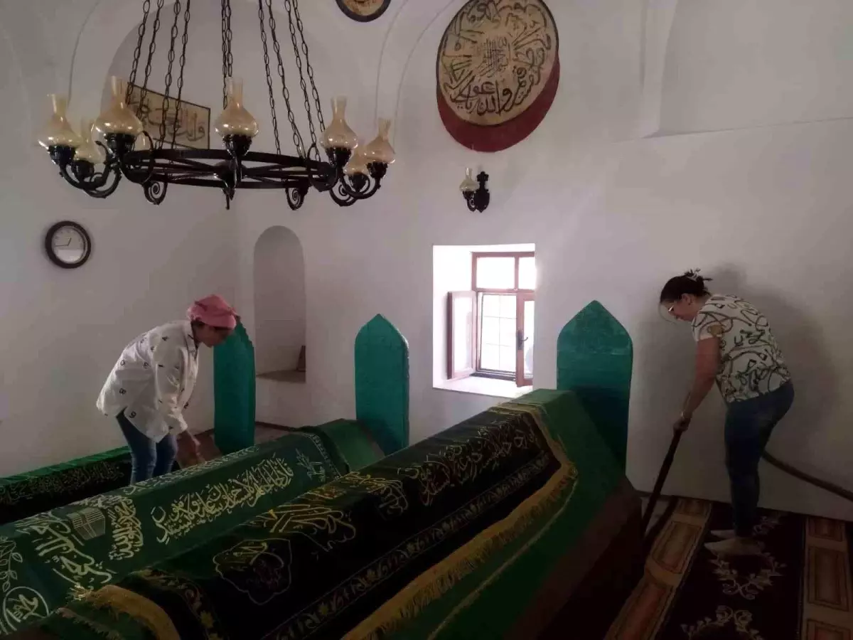 Karacasu'daki Türbelere Temizlik ve Bakım Çalışmaları