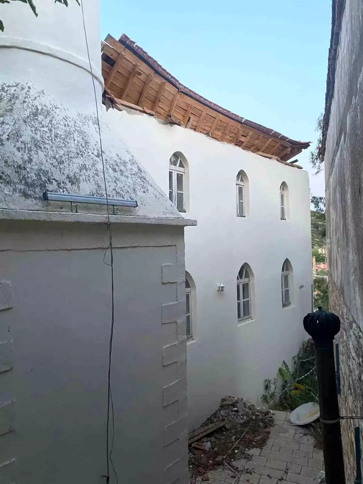 Doğanbey Camii'nin Çatısı Düştü
