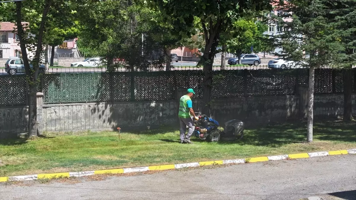 Kocasinan'da Okul Bahçelerine Temizlik