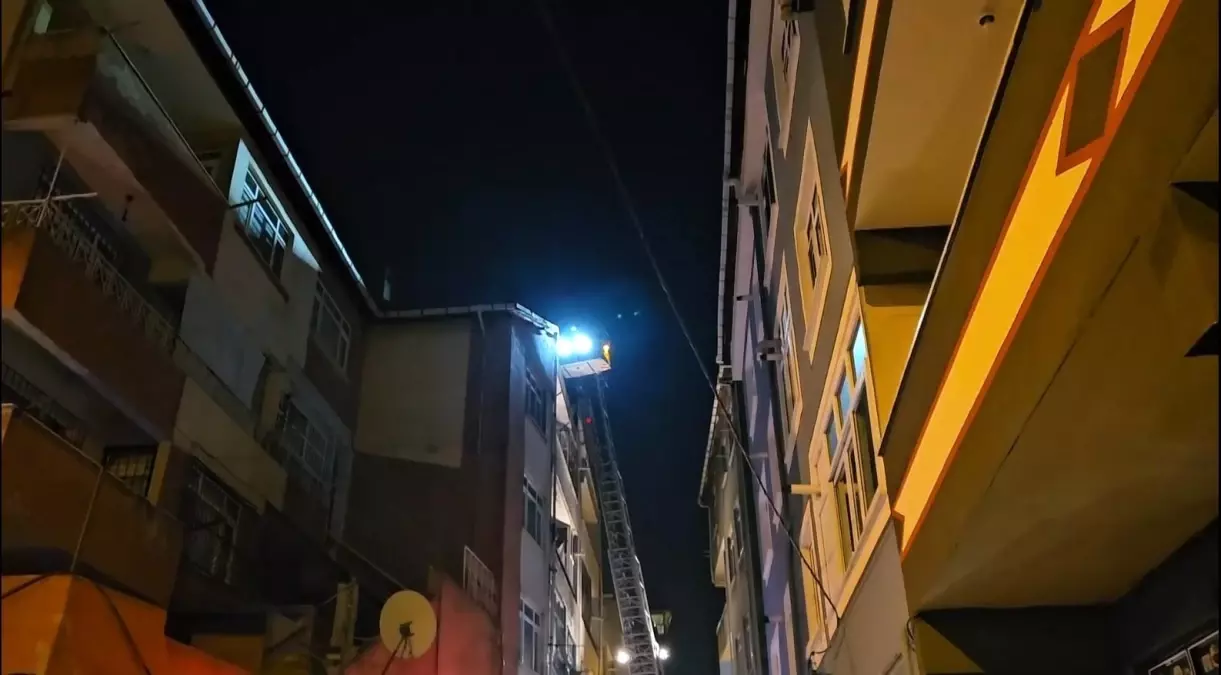 Beyoğlu'nda Çatı Patlaması: Yangın Kontrol Altına Alındı