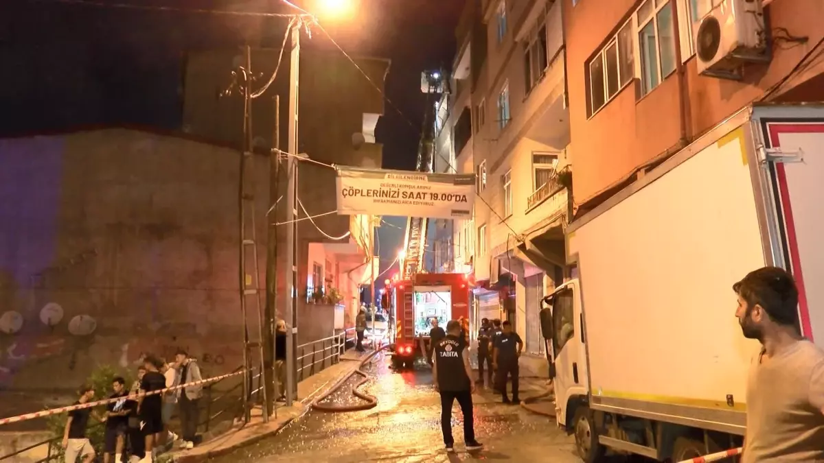 Beyoğlu'nda yangın çıkan dairedeki tüp patladı, mahalle halkı sokağa döküldü