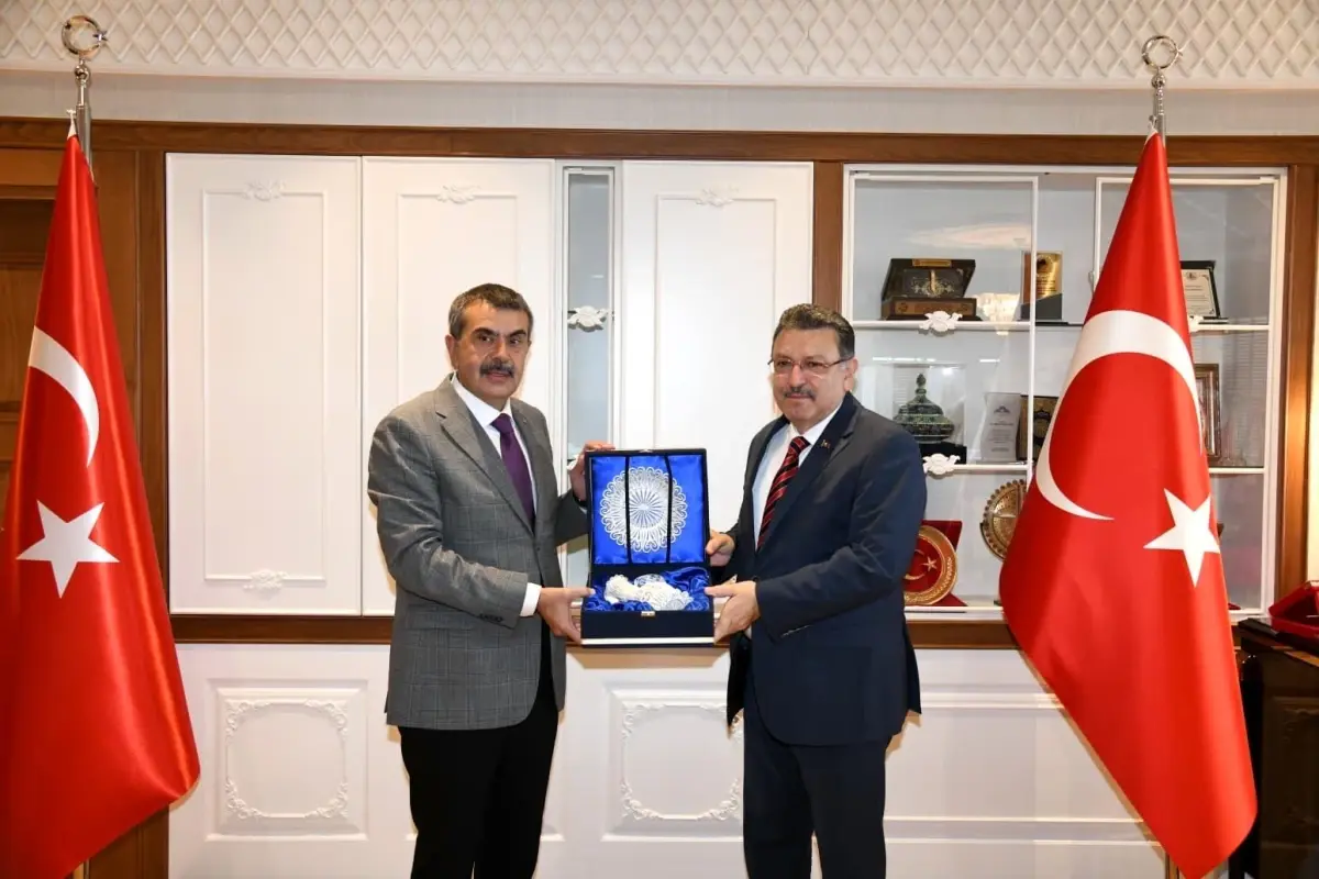 Bakan Tekin, Trabzon Büyükşehir Belediyesi'ni Ziyaret Etti