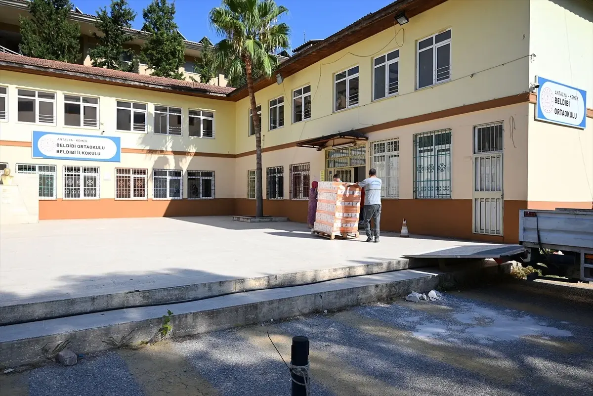 Kemer Belediyesi'nden Öğrencilere Kırtasiye Desteği