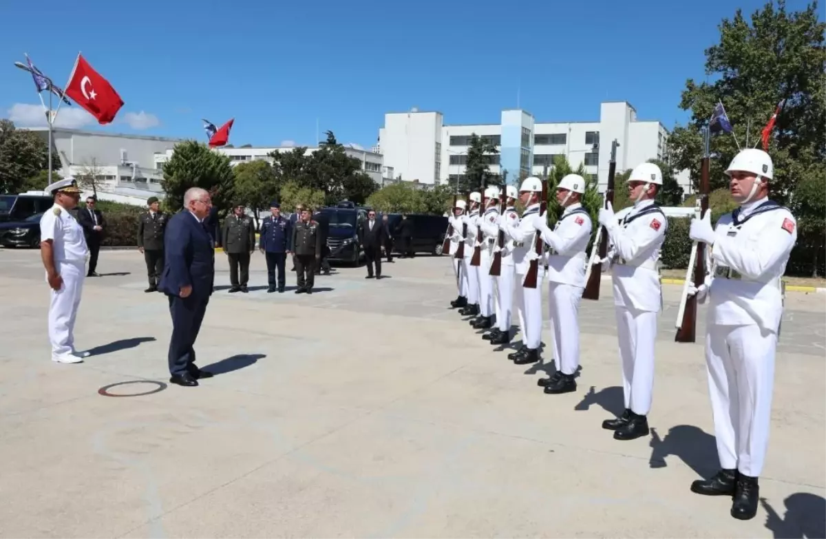 Bakan Güler'den Tersane Ziyareti