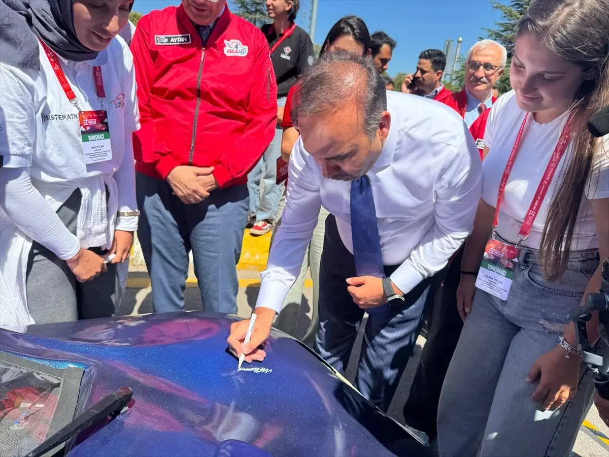 Sanayi ve Teknoloji Bakanı Kacır, Kocaeli'de Elektrikli Araç Yarışları'nı izledi Açıklaması