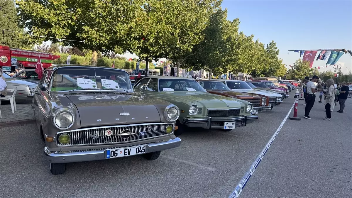 Konya'da 3. Klasik Otomobil Sergisi Açıldı