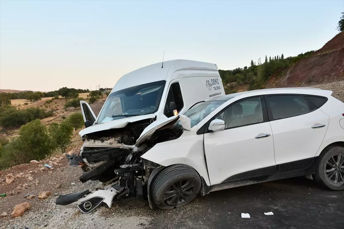 Besni'de Minibüs ve Otomobil Çarpıştı
