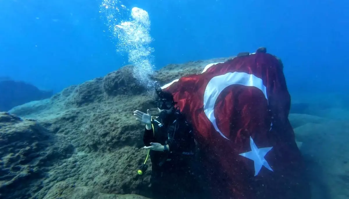 Gazipaşa'da Su Altında Zafer Bayramı Coşkusu