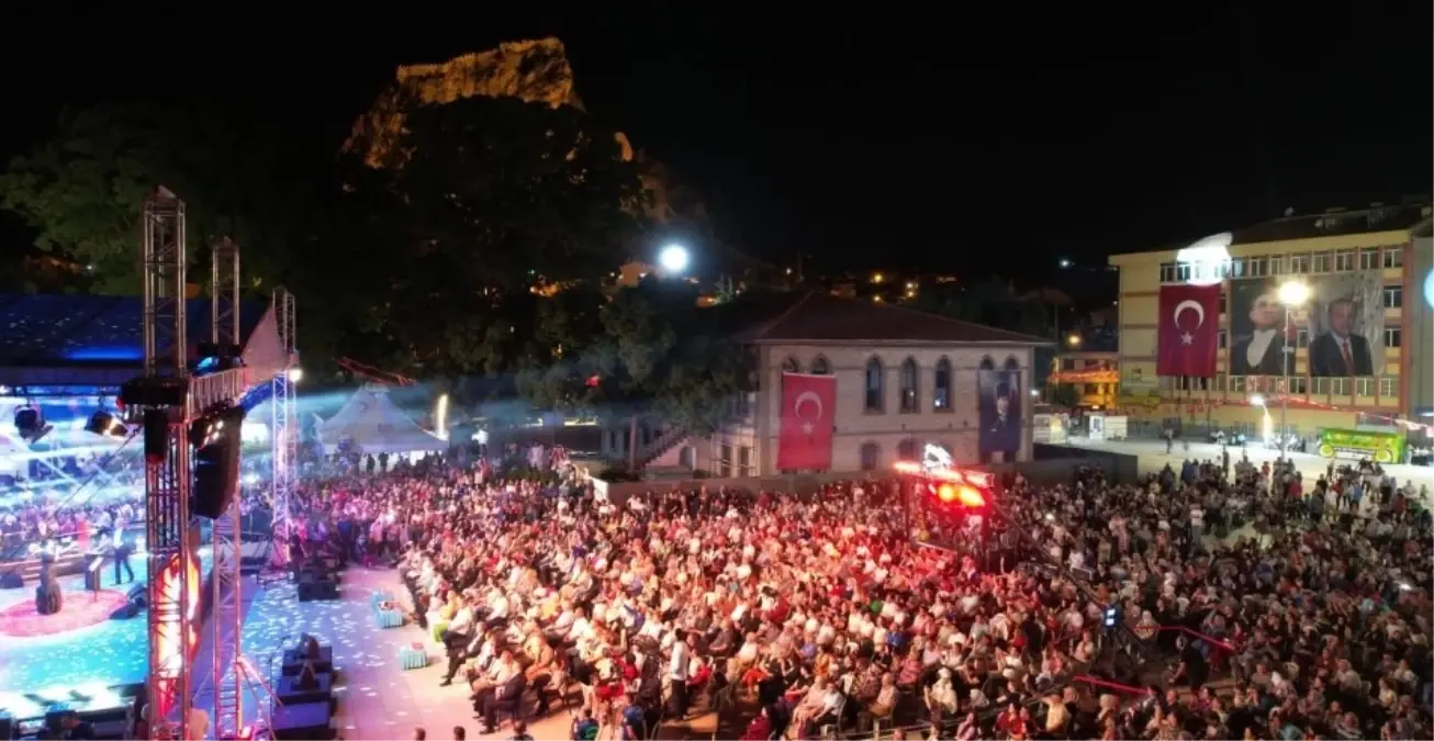 TRT Sanatçıları, Afyonkarahisar'ın Kurtuluş Yıl Dönümünde Unutulmaz Bir Konser Verdi