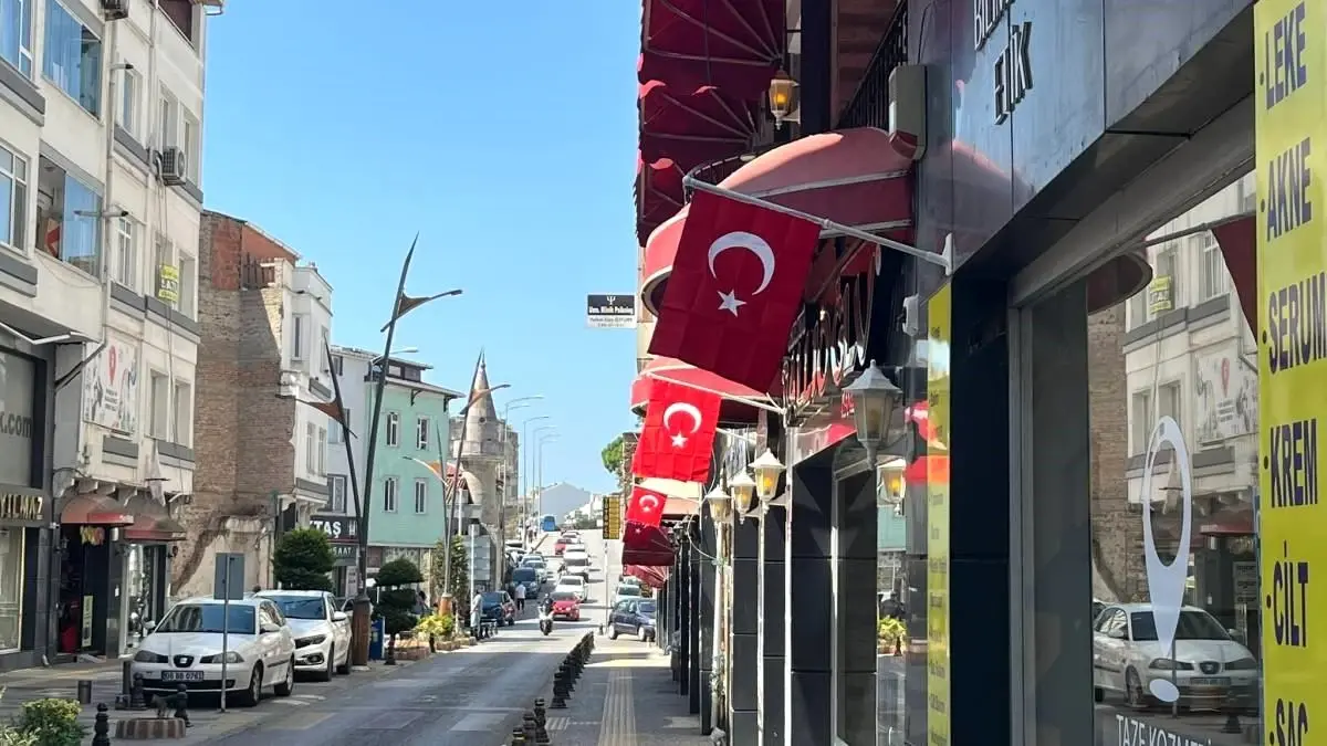 Sinop'ta Esnafa Türk Bayrağı Hediyesi