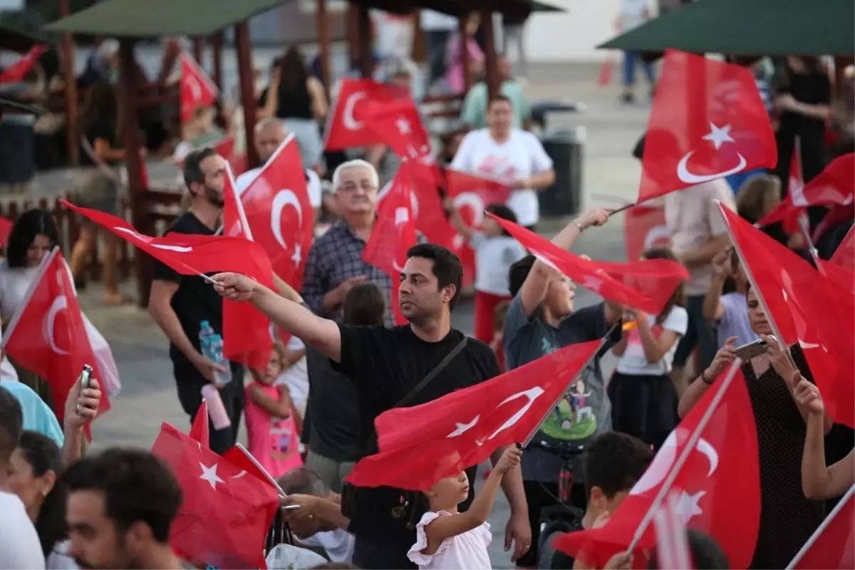 Küçükçekmece'de Zafer Bayramı Coşkusuyla Kutlandı