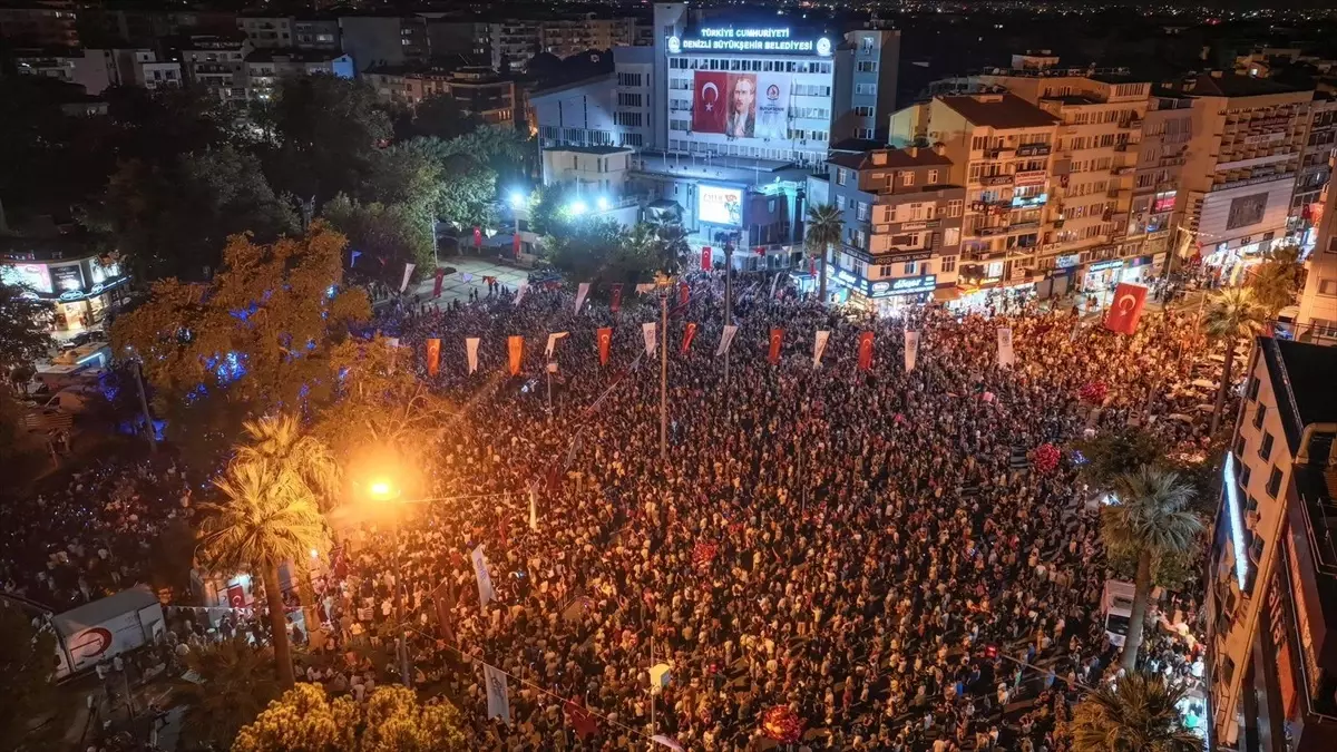 Denizli'de şarkıcı Kıraç sahne aldı