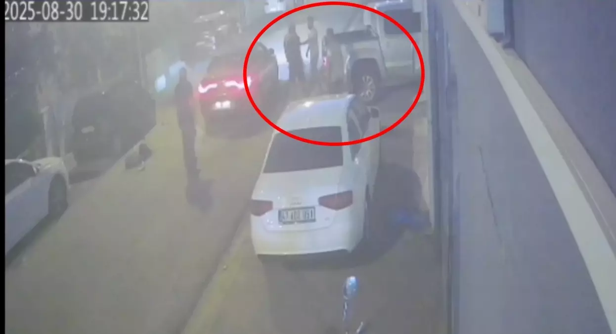 Midyat'ta Kamyonet Kaçışı: Araçlara Çarpıp Apartmana Vurdu
