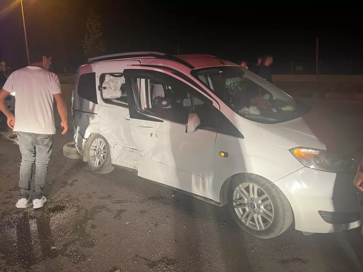 Ceyhan'da Trafik Kazası: 2 Yaralı