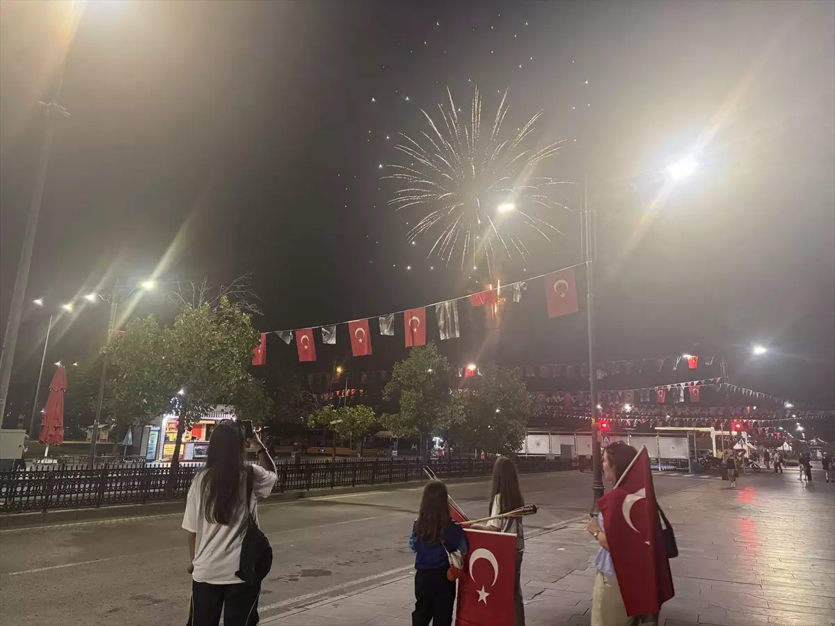 Samsun'da 30 Ağustos Zafer Bayramı dolayısıyla fener alayı düzenlendi