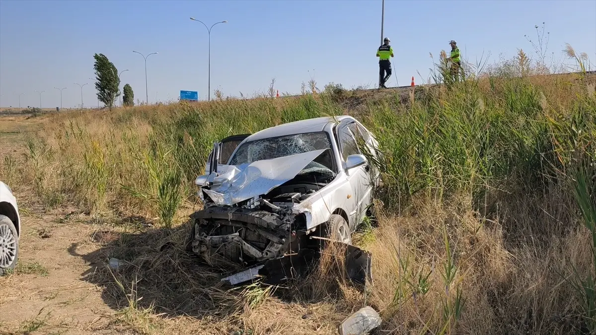 Polis aracına çarpan otomobilde 4 yaralı