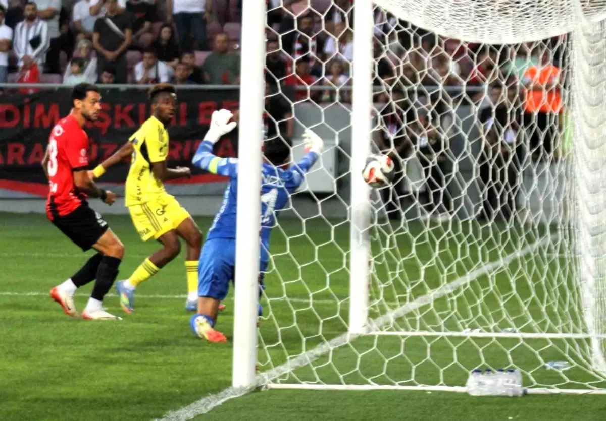 Fenerbahçe, Gençlerbirliği'ni 3-0 Geçiyor