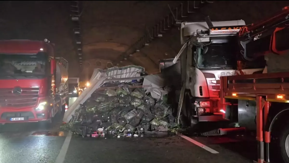 Riva Tüneli'nde TIR Devrildi, Trafik Kilitlendi