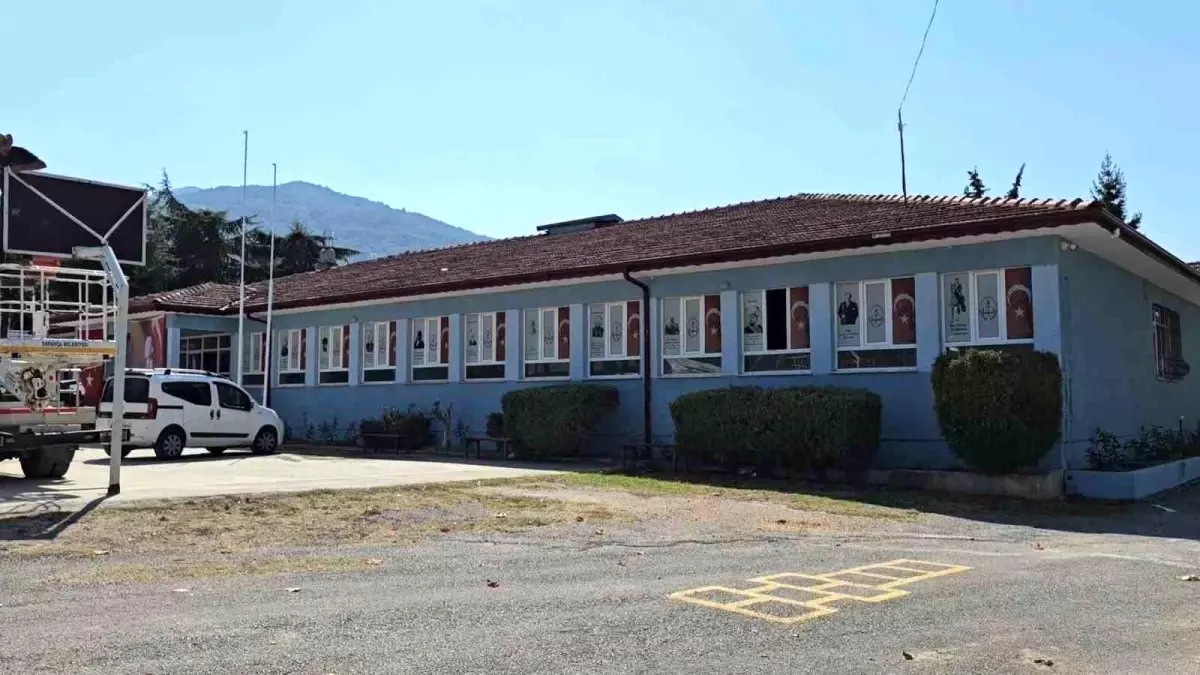 Gençlerden Okul İçin İmece