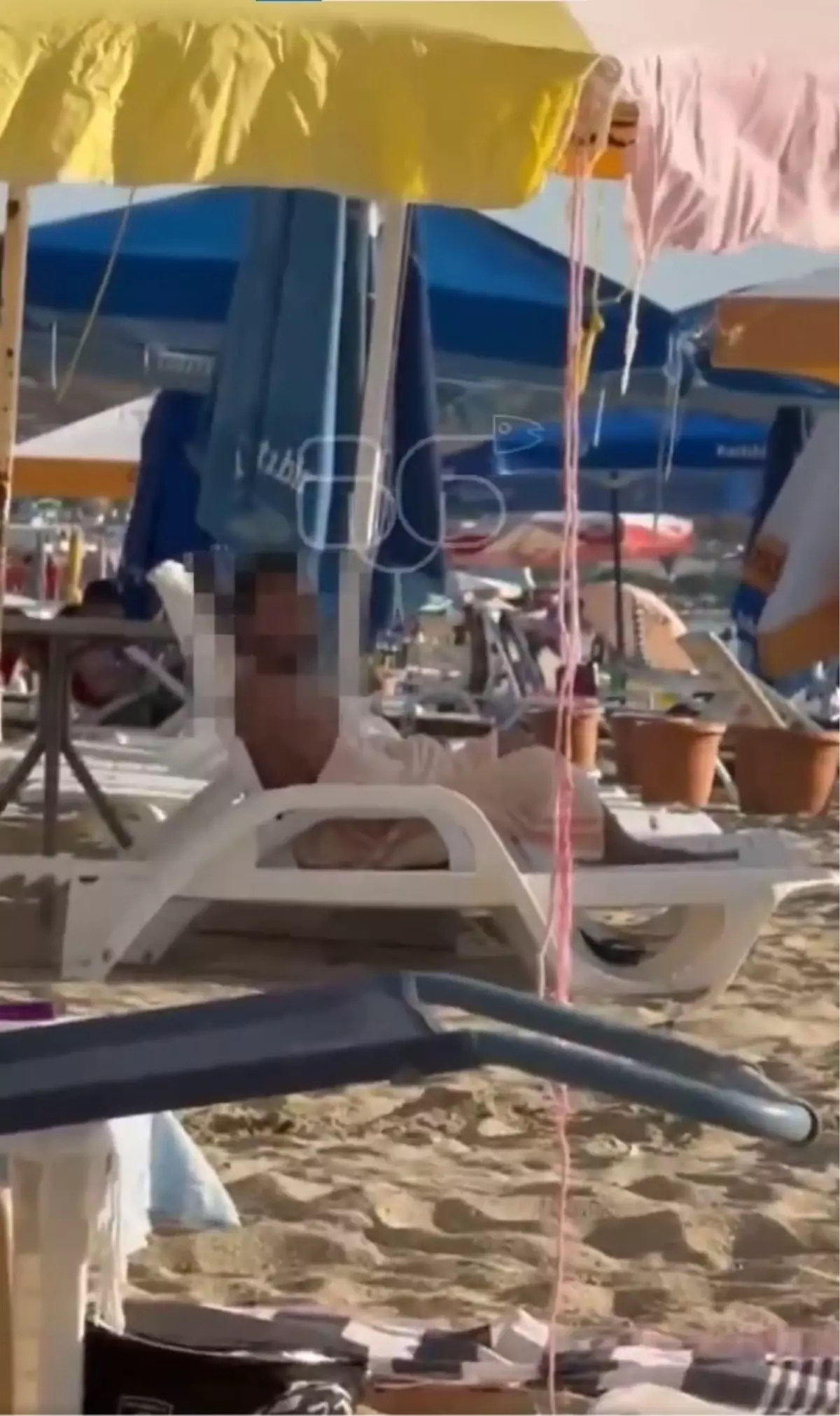 Mide bulandıran hareket! Plajda herkesin içinde kendini tatmin etti