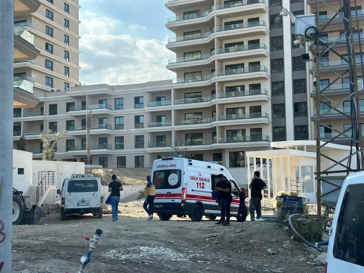 Turgutlu'da Şantiye Yangını: İki Kişi Hastaneye Kaldırıldı