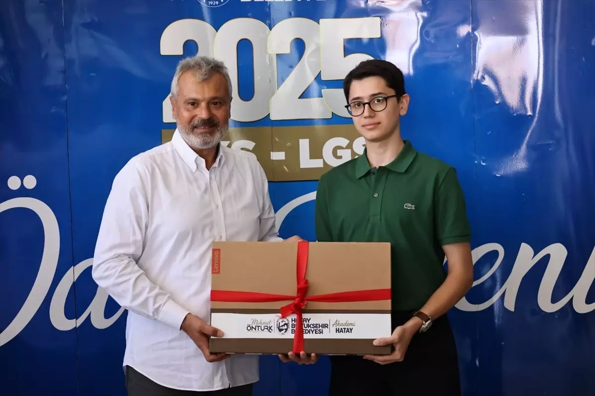 Başkan Öntürk'ten Öğrencilere Bilgisayar Hediyesi