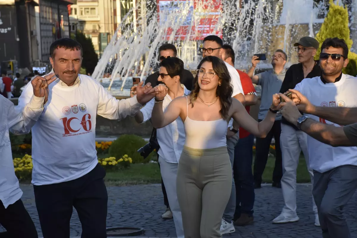 Sivas'ta 1058 Kişi Aynı Anda Halay Çekti