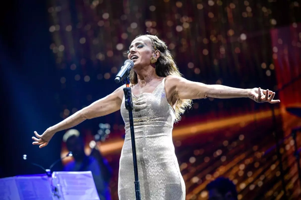 Yıldız Tilbe İzmir'de Coşkuyla Sahne Aldı