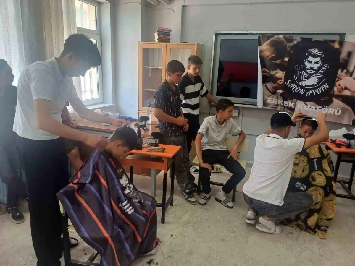 Tomarza'da Öğrencilere Ücretsiz Tıraş Hizmeti