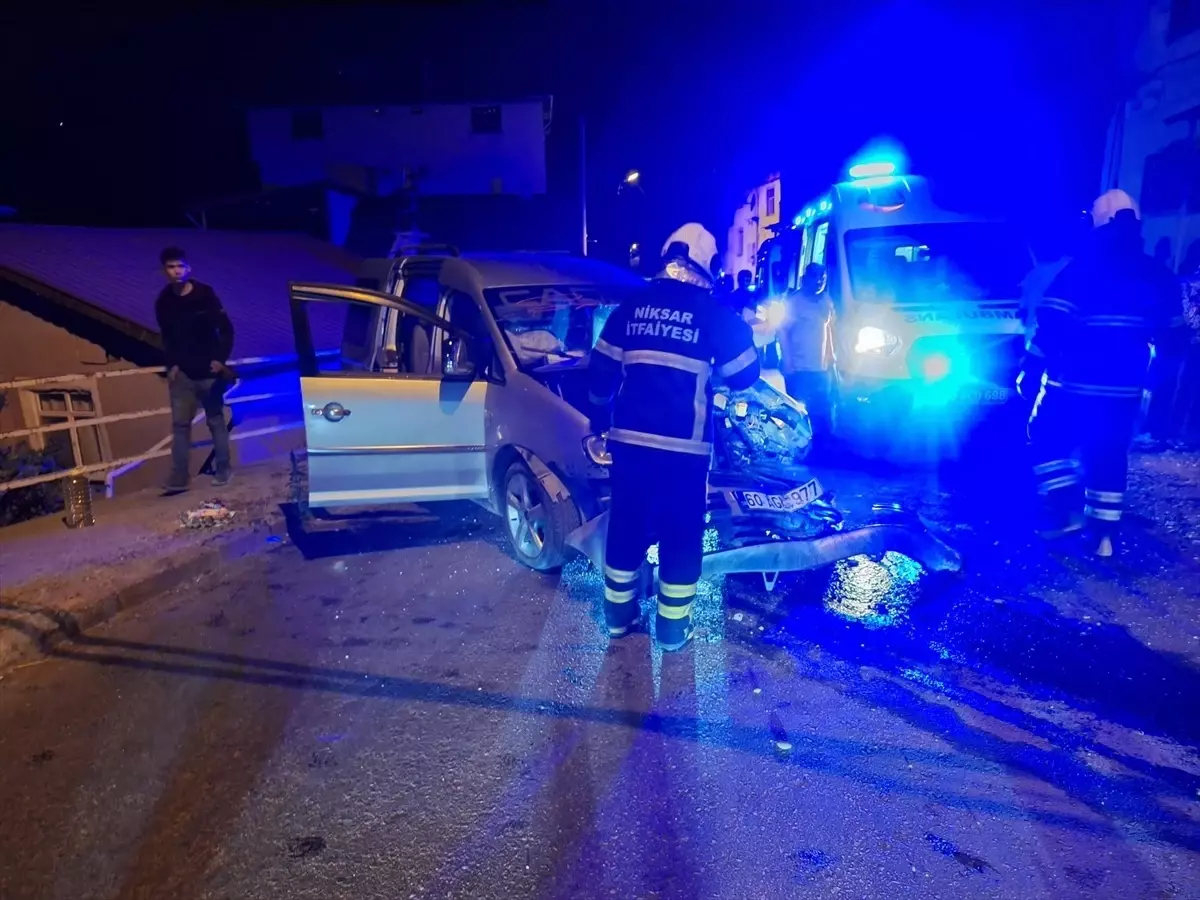 Niksar'da Elektrik Direğine Çarpan Araçta 3 Yaralı