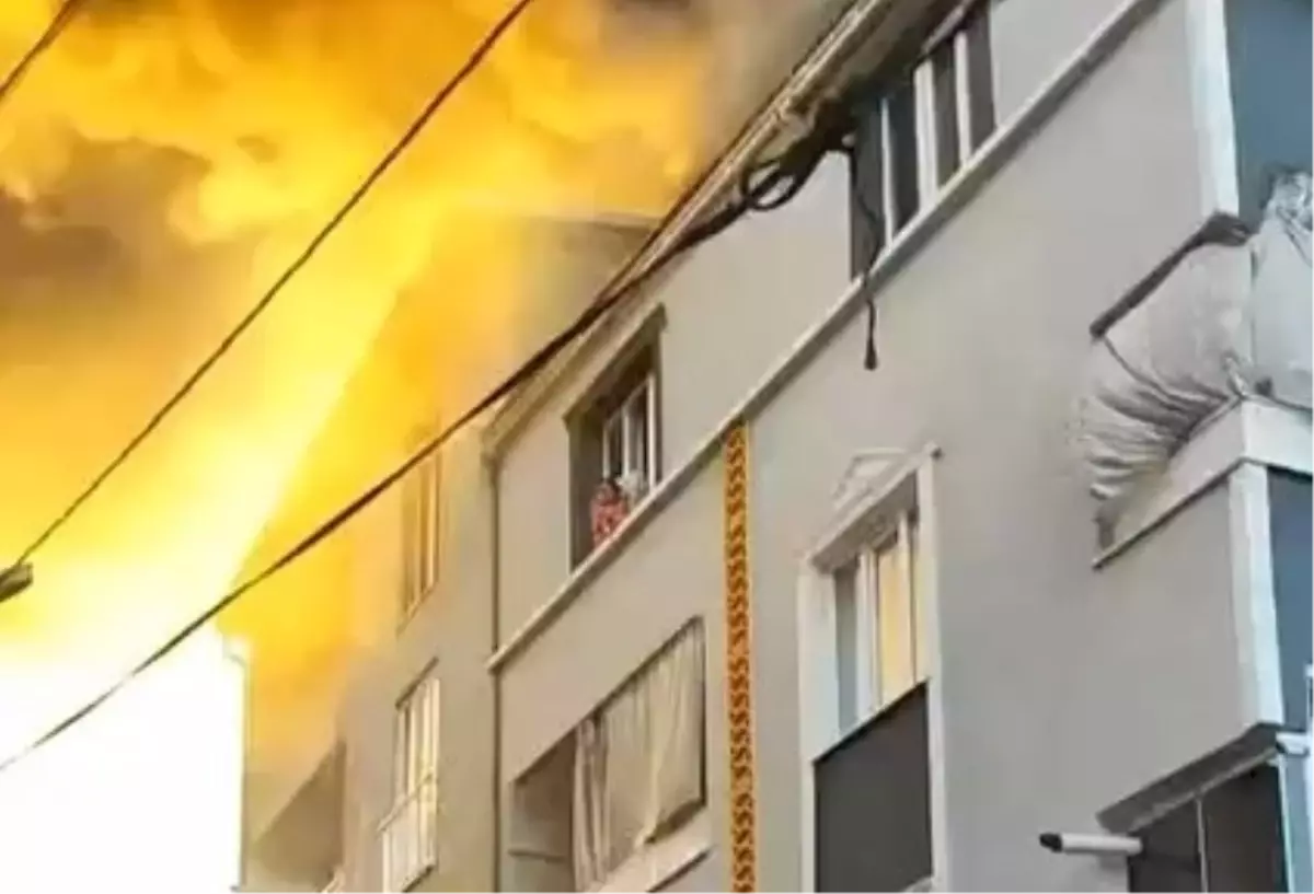 Yangında nefes kesen anlar! Önce torununu attı, ardından kendisi atladı