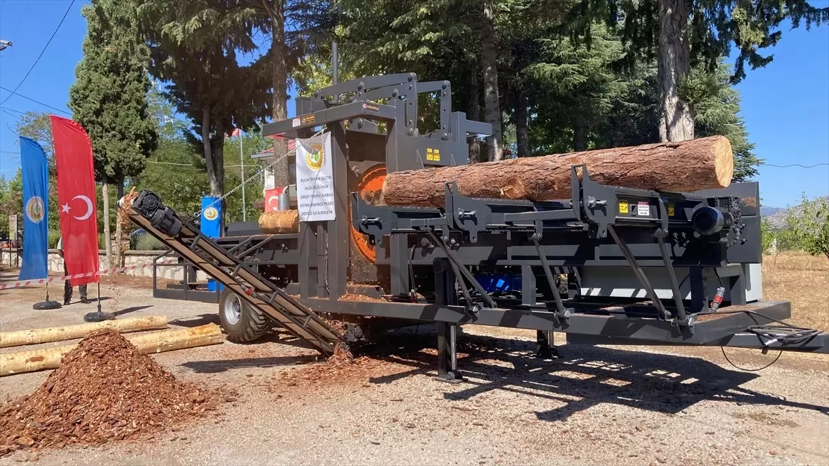 Bucak'ta Orman İşçisine Kabuk Soyma Makinesi