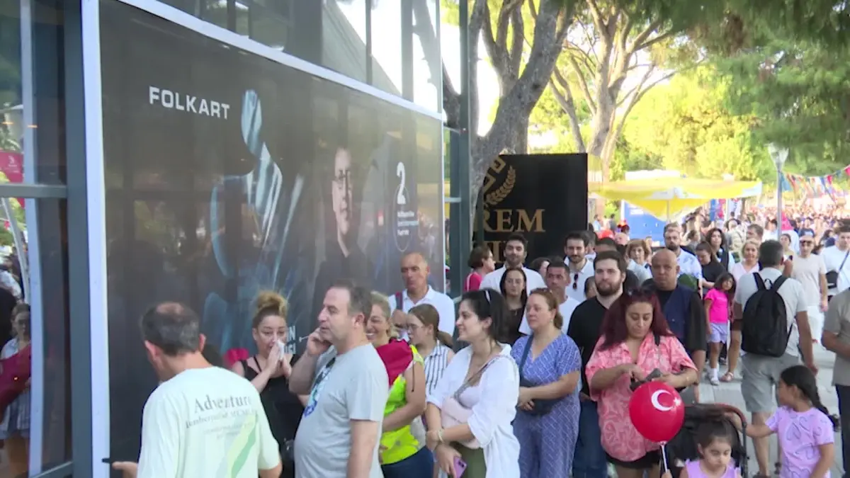 İzmir Enternasyonal Fuarı'nda Atatürk ve Refik Anadol Sergilerine Büyük İlgi