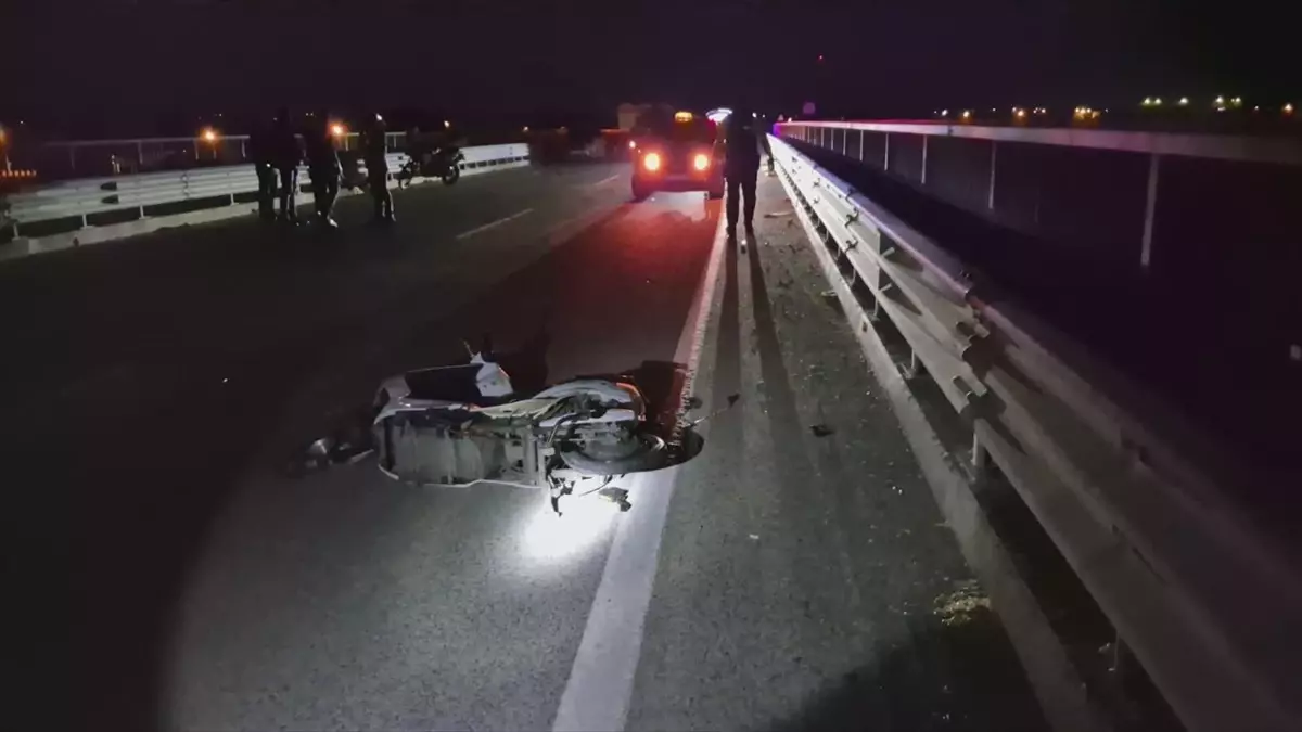 Edirne'de Taksi ile Elektrikli Motosiklet Çarpıştı